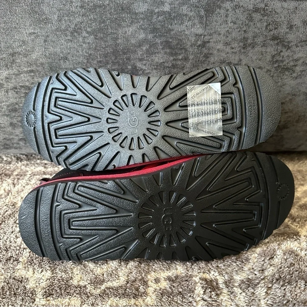 NWOT Ugg Neumel Leather Chukka Boots Black Red Mens 11